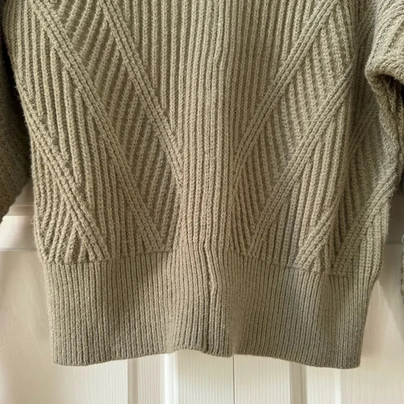 Truth by Republic V-Neck Cropped Balloon Sleeve Textured Sweater Women’s size XS - Picture 4 of 10